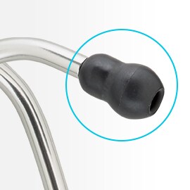 Plan rapproché montrant un embout auriculaire souple noir sur la branche d’un stéthoscope 3M Littmann.