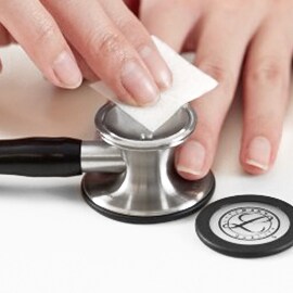 Nettoyage approprié de la cloche ouverte d’un stéthoscope Littmann à l’aide d’un chiffon imbibé d’alcool.